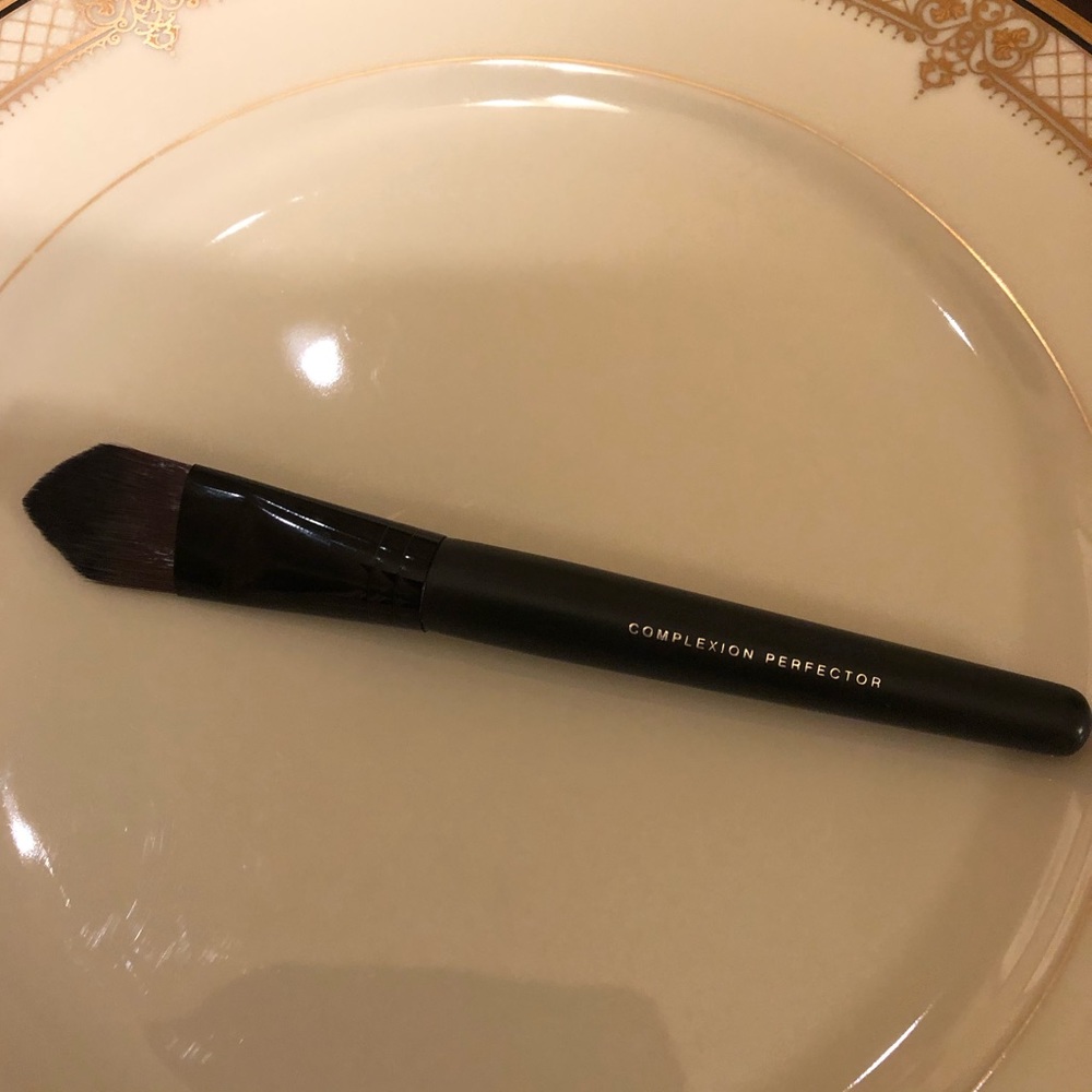 BareMinerals Complexion Perfection Brush